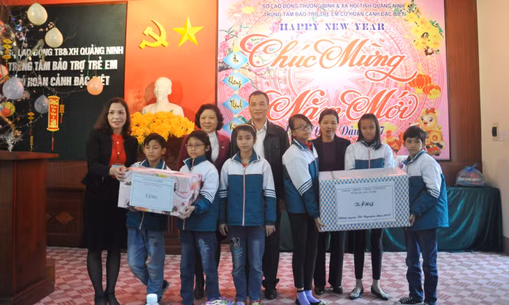 Đoàn ĐBQH tỉnh tặng quà Tết cho cán bộ, nhân viên và trẻ em tại Trung tâm Bảo trợ trẻ em có hoàn cảnh đặc biệt.