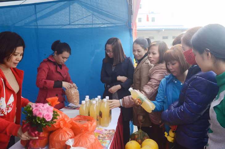 CNLĐ mua sắm tại gian hàng giảm giá