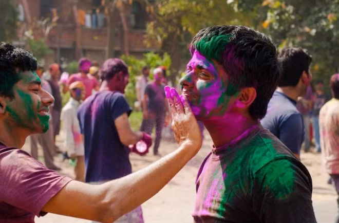 Lễ hội Holi đầy màu sắc tổ chức ở miền bắc Ấn Độ được coi là lễ hội của tình yêu, gắn với nhiều hoạt động truyền thống như ca hát, nhảy múa. Đặc trưng của sự kiện này là người Hindu sẽ ném bột màu vào nhau, tạo nên những mảng màu đa sắc. Theo truyền thuyết, đây là dịp ăn mừng chiến thắng của cái thiện trước cái ác và bôi tro tàn từ lửa trại lên trán sẽ giúp bảo vệ con người khỏi quỷ dữ. Ảnh: Shutterstock.
