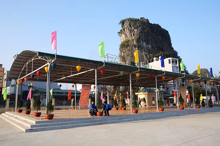 Bổ sung thêm các lồng đèn, chậu cây cảnh tại nhà chờ khách