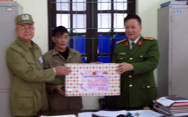 Lãnh đạo Công an TX Đông Triều tặng quà Tết lực lượng Bảo vệ dân phố phường Mạo Khê.