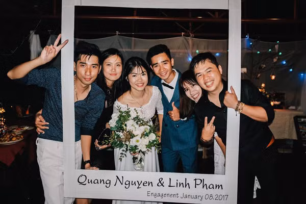 Những bạn bè thân thiết đã đến chung vui trong lễ đính hôn.