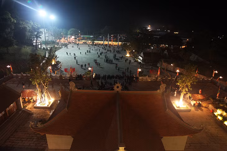 Không gian sân Đền, trước được dùng làm bãi đỗ xe nay chỉ dành cho người đi bộ