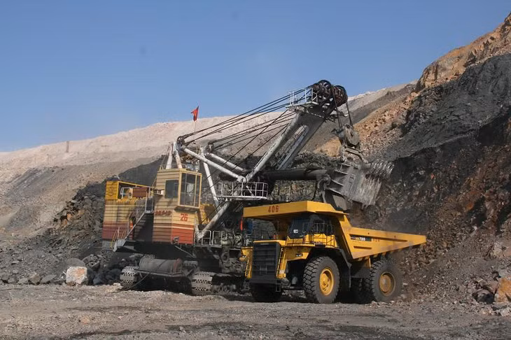 Máy xúc dung tích gàu 10 khối đang chất tải cho xe tải có tải trọng 91 tấn.jpg