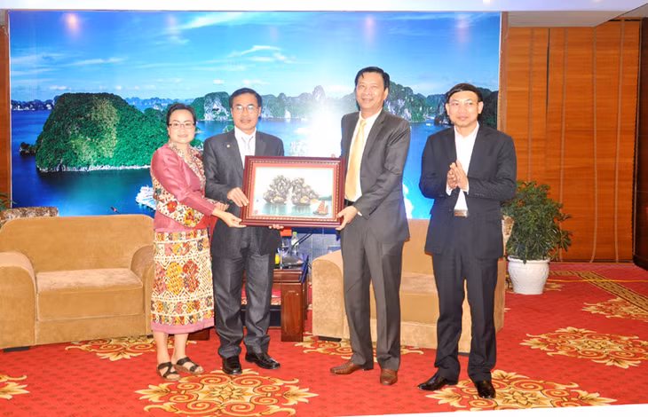 Đồng chí Nguyễn Văn Đọc, Bí thư Tỉnh ủy, Chủ tịch HĐND tỉnh trao quả lưu niệm của tỉnh Quảng Ninh cho Tỉnh trưởng tỉnh Hủa Phăn.