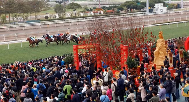 Trường đua Sha Tin, Hong Kong, Trung Quốc Các cuộc đua ngựa năm mới tại trường đua Sha Tin là một trong những sự kiện nổi bật nhất tại Hong Kong. Diễn ra vào ngày thứ 3 của năm mới Âm lịch, các cuộc đua còn có nhiều màn trình diễn sống động và trò chuyện về thuật Phong Thủy.