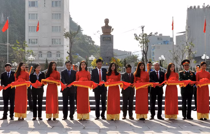Các đồng chí lãnh đạo tỉnh và nguyên lãnh đạo tỉnh cùng lãnh đạo Tập đoàn Công nghiệp Than - Khoáng sản Việt Nam và Tổng Công ty Đông Bắc cắt băng khánh thành tượng đài đồng chí Vũ Văn Hiếu - Bí thư Đặc khu ủy đầu tiên của khu mỏ Quảng Ninh. Đây là công trình chào mừng 80 năm Ngày Truyền thống công nhân Vùng mỏ - Truyền thống ngành Than 12-11 (1936-2016). Ảnh: Lương Giang