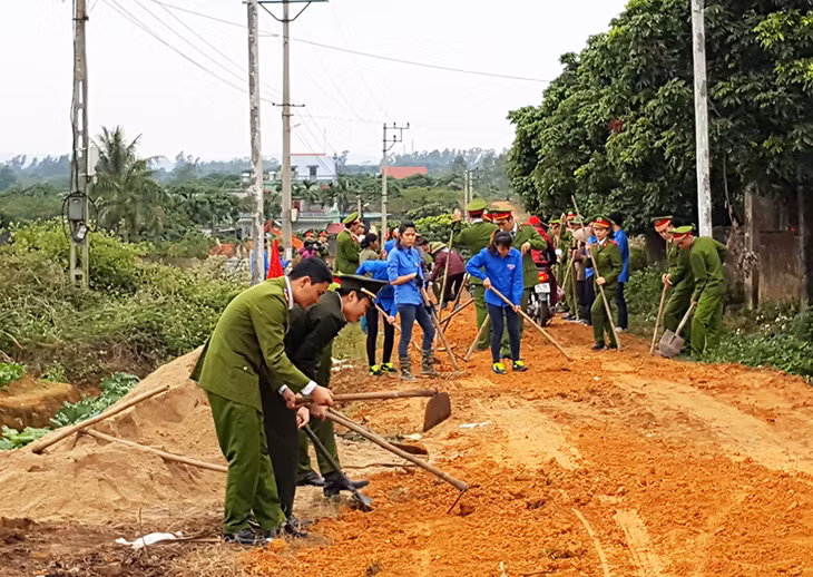 Công an TX Đông Triều giúp dân làm đường liên thôn tại xã Bình Khê, TX Đông Triều.