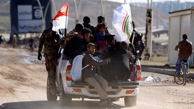 Người dân Iraq sơ tán đến vùng an toàn ở khu phố Arabi, thành phố Mosul, miền bắc Iraq, ngày 24-1- 2017. (Ảnh: Reuters)