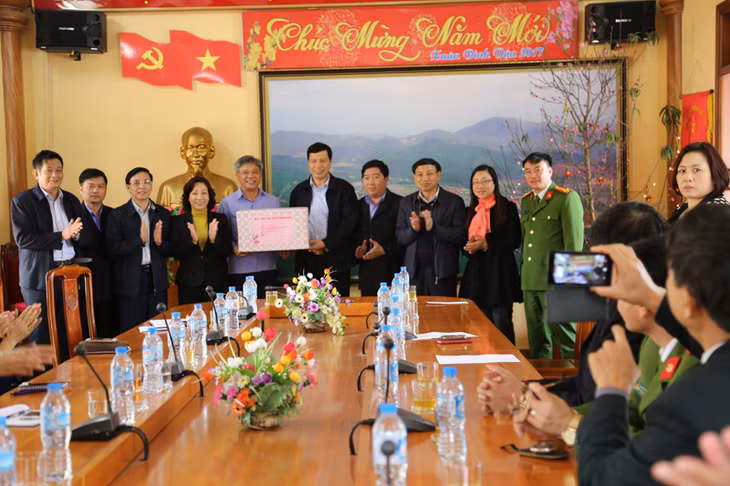 Chủ tịch UBND tỉnh Nguyễn Đức Long tặng quà cho các học viên, cán bộ, nhân viên Trung tâm LĐXH Vũ Oai.