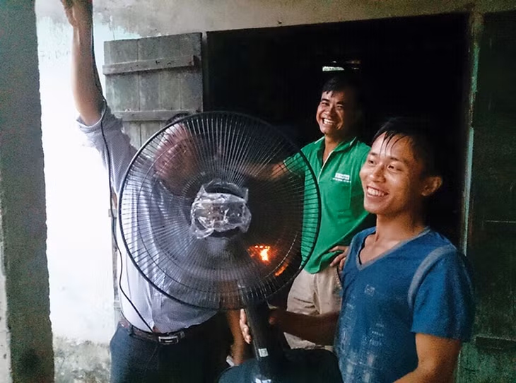 Niềm vui của người dân thôn Tân Tiến - thôn cuối cùng của Đông Triều có điện lưới vào tháng 5-2016.