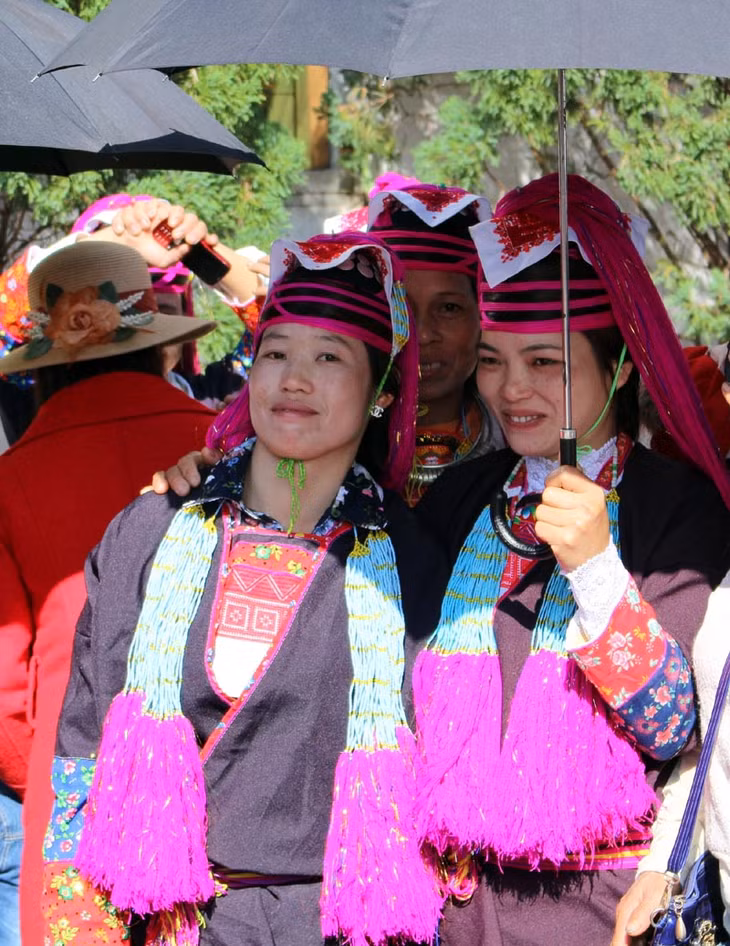 Nụ cười tươi rói luôn nở trên khuôn mặt.