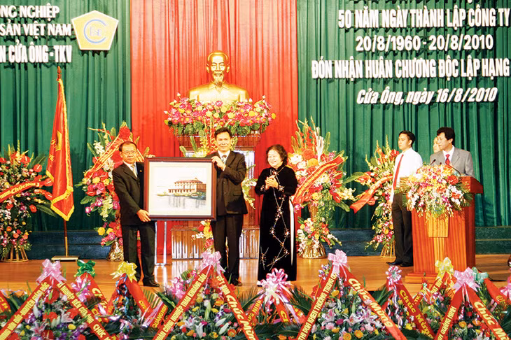 Bà Trương Mỹ Hoa trao tặng quà lưu niệm cho Công ty Tuyển than Cửa Ông dịp kỷ niệm 50 năm ngày thành lập Công ty.
