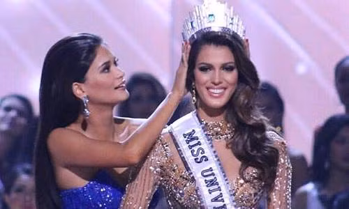 Iris nhận vương miện từ Hoa hậu Hoàn vũ 2015 Pia Wurtzbach.