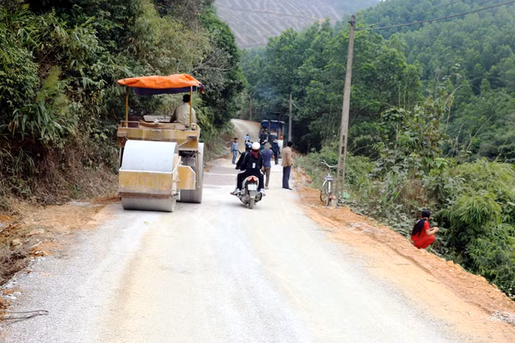 Tỉnh lộ 342 đang được đơn vị thi công đẩy nhanh tiến độ, phấn đấu hoàn thành trước Tết Nguyên đán 2017.