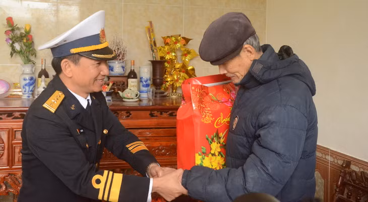  và các gia đình chính sách, có hoàn cảnh khó khăn tại các đảo.