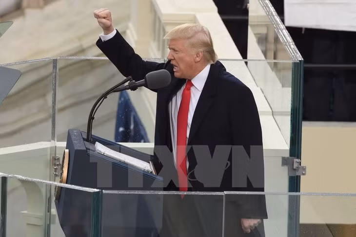 Kết thúc bài phát biểu, ông Trump đưa ra câu khẩu hiệu quen thuộc: 