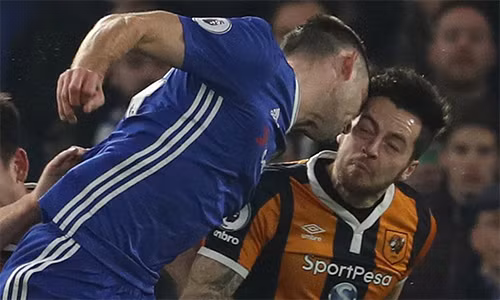 Mason phải đeo mặt nạ rời sân đi cấp cứu sau va chạm mạnh ở đầu với Gary Cahill. Ảnh: SM & Reuters.