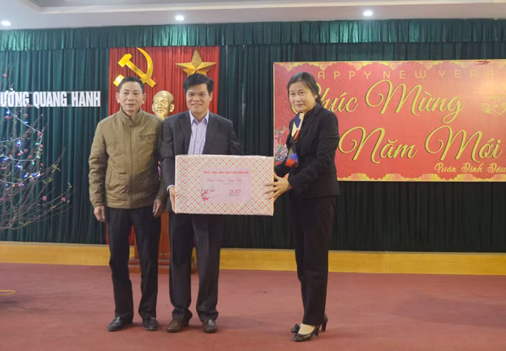 Đồng chí Đỗ Thị Hoàng, Phó Bí thư Thường trực Tỉnh ủy tặng quà lưu niệm cho Đoàn đại biểu Liên hiệp Công đoàn Thế giới