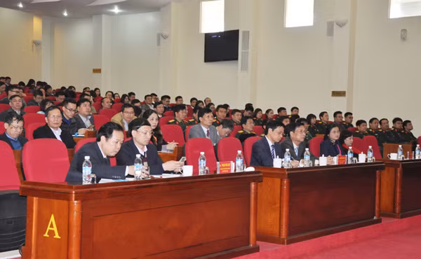 Quang cảnh buổi tiếp xúc cử tri.