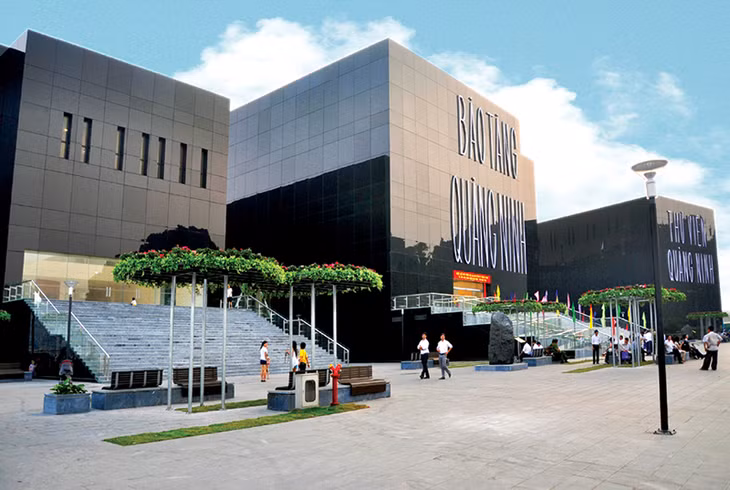 Bảo tàng - Thư viện mới ngày nay bên đường bao biển Cột 5 - Cột 8 và Vịnh Hạ Long xinh đẹp. Đây là một trong những điểm nhấn kiến trúc độc đáo của TP Hạ Long.