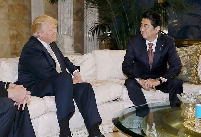 Thủ tướng Abe và Tổng thống Trump trong cuộc gặp không chính thức tại New York (Mỹ) tháng 11/2016.