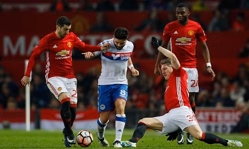 Schweinsteiger chứng tỏ anh vẫn có thể đóng góp nếu được trao cơ hội. Ảnh: Reuters.