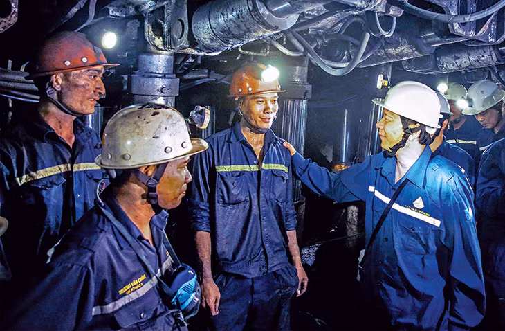 Đồng chí Nguyễn Văn Đọc, Bí thư Tỉnh uỷ, Chủ tịch HĐND tỉnh trò chuyện với thợ lò Công ty CP Than Hà Lầm tại lò chợ -200, ngày 4-11-2016. Ảnh: Hùng Sơn 