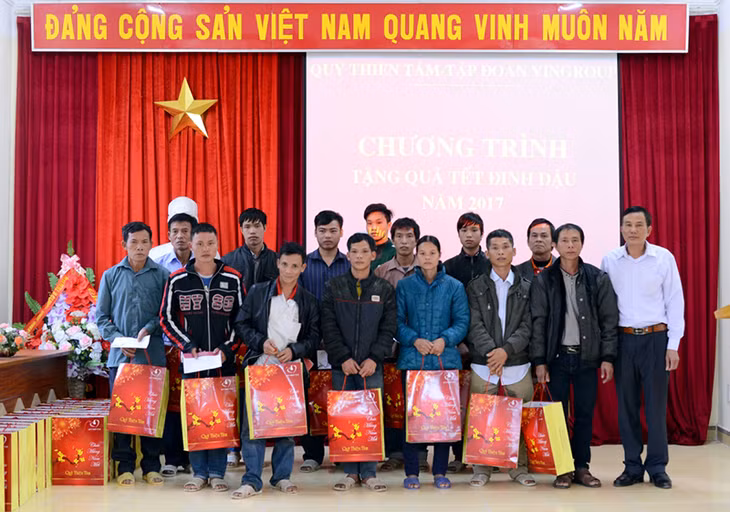 Quỹ Thiện Tâm (Tập đoàn Vingroup) phối hợp tặng quà Tết cho các hộ nghèo trên địa bàn huyện Tiên Yên. (Ảnh do Uỷ ban MTTQ huyện Tiên Yên cung cấp)