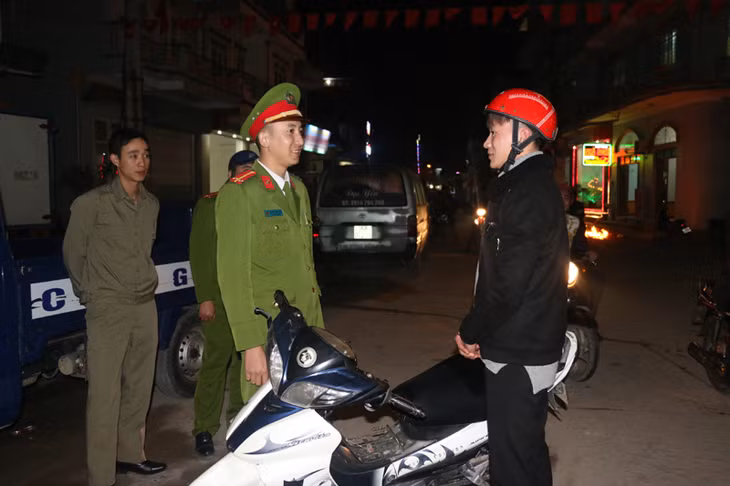 Lực lượng Công an cùng tổ bảo vệ dân phố, dân quân tự vệ lập chốt kiểm tra tại các tuyến đường trên địa bàn huyện .