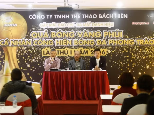Toàn cảnh buổi họp báo bầu chọn Quả bóng Vàng phủi 2016.