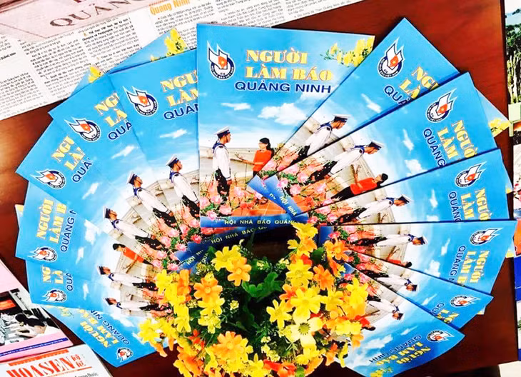 300 ấn phẩm báo, tạp chí số Tết của các cơ quan báo chí ở trung ương và các ngành, tỉnh, thành phố trong cả nước được trưng bày tại Hội báo Xuân Đinh Dậu 2017