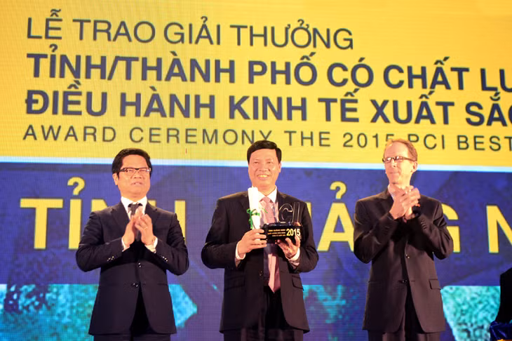 5. Quảng Ninh đã vươn lên đứng thứ 3 toàn quốc về chỉ số năng lực cạnh tranh cấp tỉnh (PCI).&nbsp;Đây là thứ hạng cao nhất của tỉnh từ trước tới nay; là sự ghi nhận của cộng đồng doanh nghiệp đối với sự nỗ lực, cố gắng của cấp ủy, chính quyền các cấp tỉnh Quảng Ninh trong cải thiện môi trường kinh doanh, hưởng ứng “Năm khởi nghiệp quốc gia”. Trong ảnh: Chủ tịch UBND tỉnh Nguyễn Đức Long nhận Cúp chứng nhận địa phương đứng thứ 3 về PCI 2015.