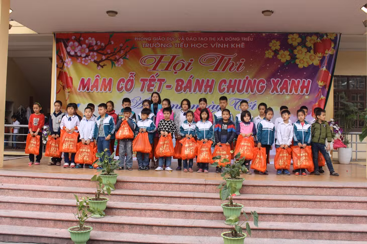 Trường Tiểu học Vĩnh Khê đã trao các phần quà cho các em học sinh nghèo vượt khó.