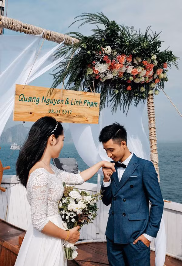 Nguyễn Quang và Linh Phạm đã yêu nhau khá lâu trước khi tiến hành hôn lễ. Vì cô dâu Linh Phạm học ở nước ngoài, mỗi năm về nước được 1 lần nên năm nào cặp đôi cũng tranh thủ 1 tháng bên nhau, cùng nhau đi khắp những địa điểm mình yêu thích. Khi cảm thấy tình yêu đã chín muồi, dù tuổi đời còn khá trẻ nhưng Nguyễn Quang và Linh Phạm đã quyết định tiến tới hôn nhân.