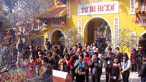 Lễ chùa đầu năm là một nét đẹp văn hóa của người Việt, nhưng không ít người chưa hiểu đúng về phong tục này. (Ảnh minh họa).