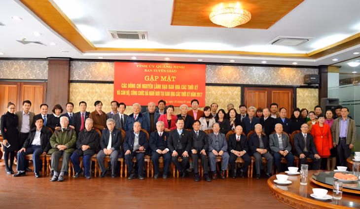 Các đại biểu chụp ảnh lưu niệm tại buổi gặp mặt.