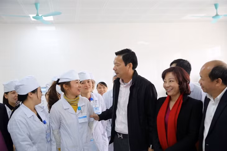 Đồng chí Bí thư Tỉnh ủy trò chuyện cùng đội ngũ y bác sỹ của Trung tâm.