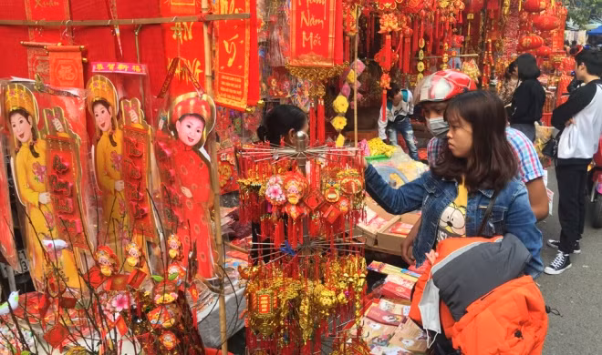 Phố Hàng Mã ngập tràn màu đỏ rực của các món đồ trang trí nhà cửa, cây cảnh. Đây cũng là con phố đông đúc nhất khu phố cổ vào những ngày này. Giữa muôn vàn kiểu dáng, chất liệu của đồ trang trí, nhiều người hoa mắt vì khó lựa chọn.