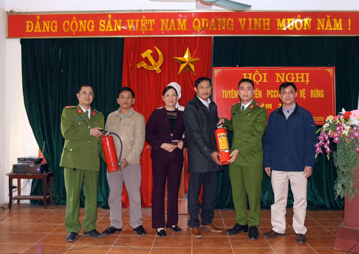 Phòng CS PCCC số 3 tặng bình chữa cháy cho các xã vùng xa, khó khăn của huyện Hoành Bồ.