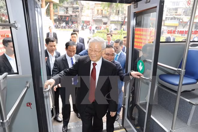 Tổng Bí thư Nguyễn Phú Trọng đi xe buýt tham quan hồ Gươm. (Ảnh: Trí Dũng/TTXVN)