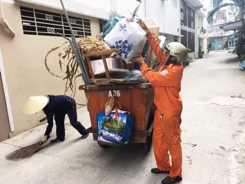 Chưa đến ca, anh Thắng đã phụ chị Phượng thu gom rác