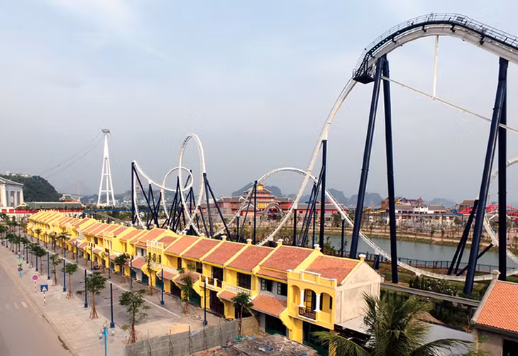 Năm 2015, Tập đoàn Sun Group đã đầu tư để biến khu vực này trở thành khu vui chơi hiện đại, hấp dẫn cho khách du lịch khi đến với Quảng Ninh.