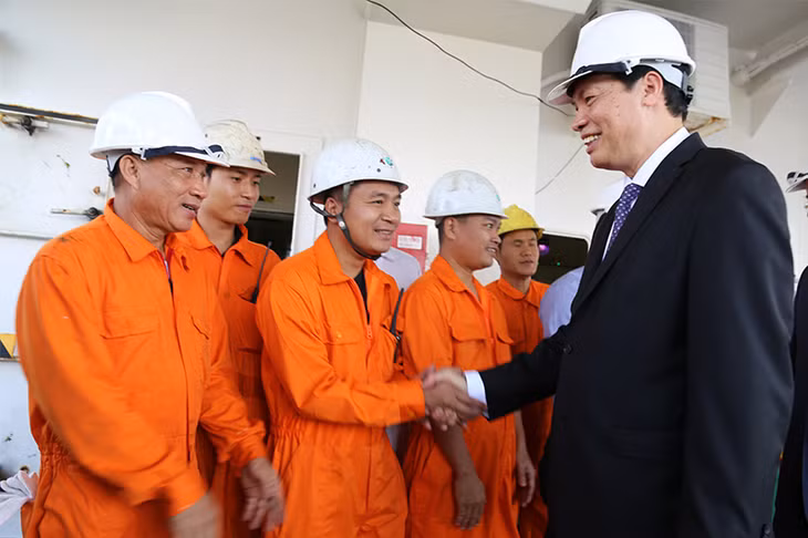 Chủ tịch UBND tỉnh Nguyễn Đức Long, thăm và chúc tết các thủy thủ tàu Pacific 01.