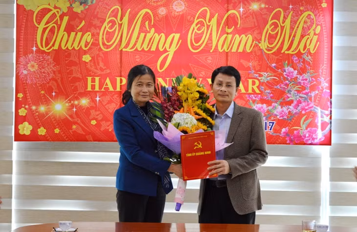 Phó Bí thư Thường trực Tỉnh ủy Đỗ Thị Hoàng trao Quyết định bổ nhiệm chức vụ Phó Trưởng Ban Tuyên giáo Tỉnh ủy cho đồng chí Dương Văn Hào.