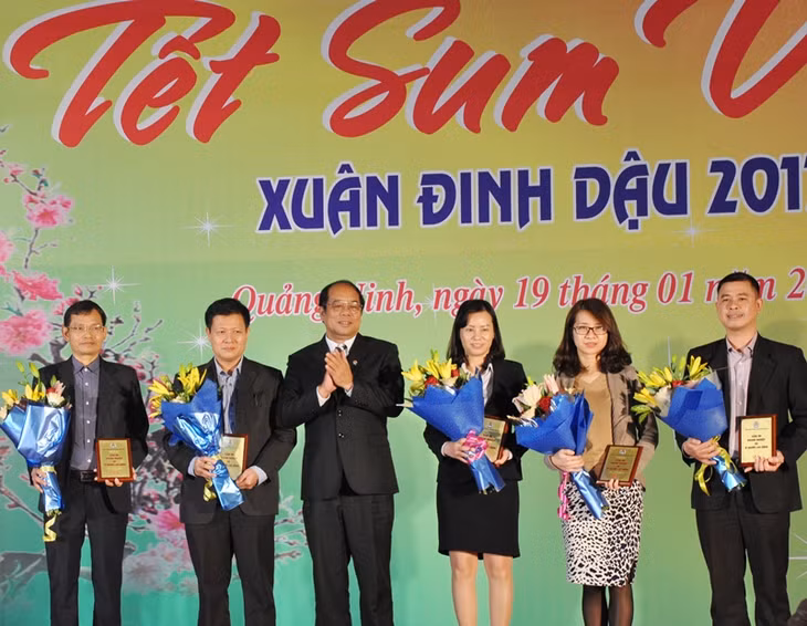 5 doanh nghiệp tiêu biểu được tặng kỷ niệm chương 