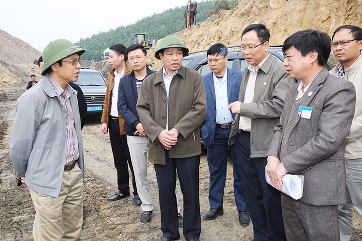 Phó Chủ tịch Thường trực UBND tỉnh Đặng Huy Hậu kiểm tra tại dự án Nghĩa trang nhân dân Đồng Khuôn, xã Quảng La