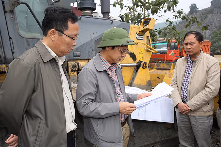 Phó Chủ tịch Thường trực UBND tỉnh Đặng Huy Hậu kiểm tra tại dự án Trang trại trồng cây ăn quả thuộc xã Dân Chủ, Sơn Dương.