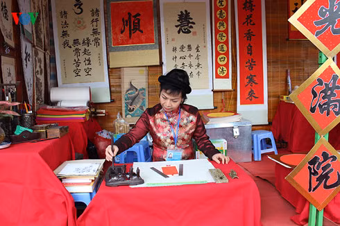 Bà đồ cho chữ.