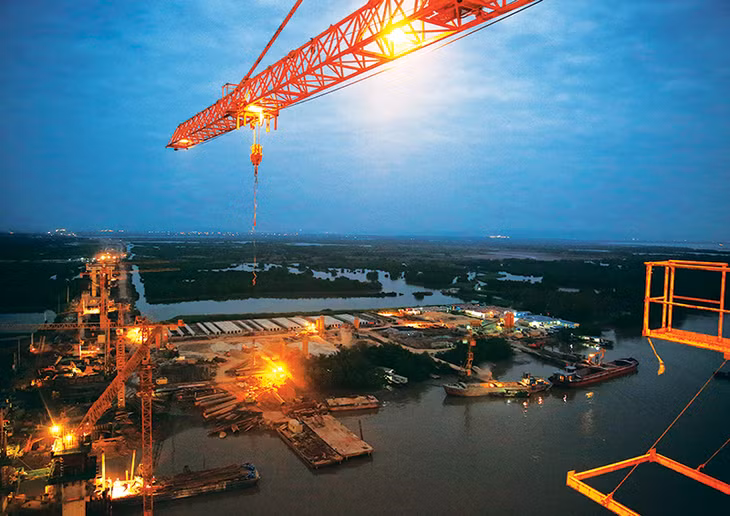 Ca đêm thi công các trụ tháp cầu Bạch Đằng.